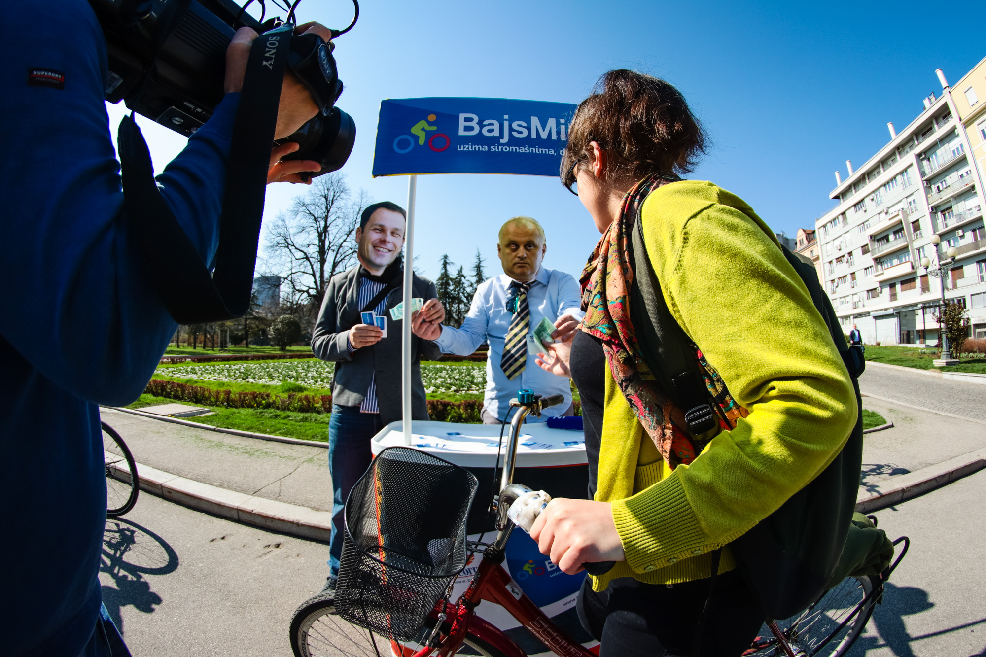 Bajs minus kartice performans Beograd Ulice za bicikliste bicikl